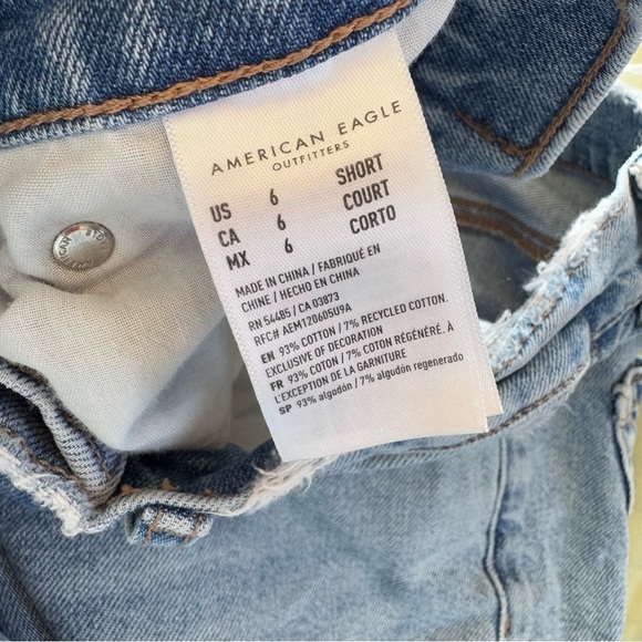 American Eagle Mom Jeans Light Wash Destroyed Size 6 SHORT - Picture 4 of 5